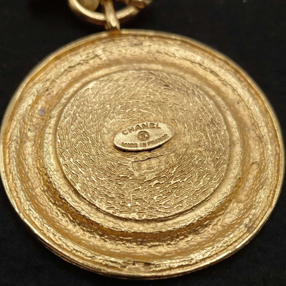 CHANEL Vintage 31 Rue Cambon Goldplated Medallion Necklace - Picture 4 of 9